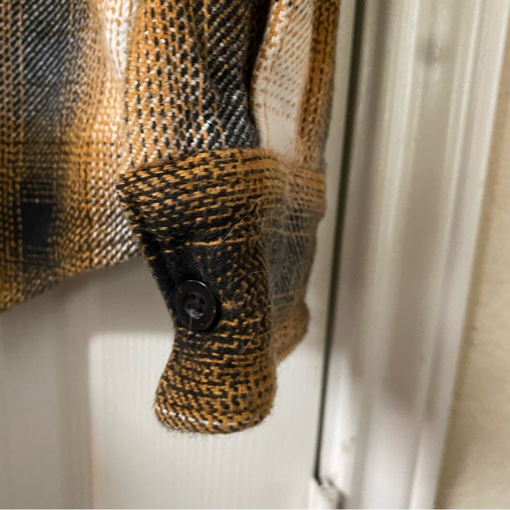 American Eagle Men’s Size Medium Plaid Button-Up Shirt in Gold and Black Fleece - Picture 9 of 11